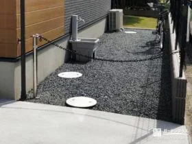 犬走りと車止めで安心でローメンテンスな建物周り[施工後]