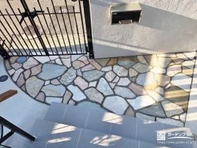 表情豊かな石が迎える玄関アプローチ[施工後]