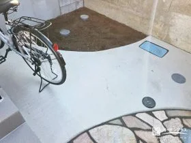 暮らしに寄り添う土間コンクリートの駐輪スペース[施工後]