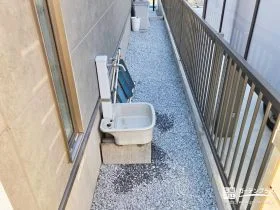 外まわりをすっきり清潔に。防草シート＋砂利で整える犬走り[施工後]