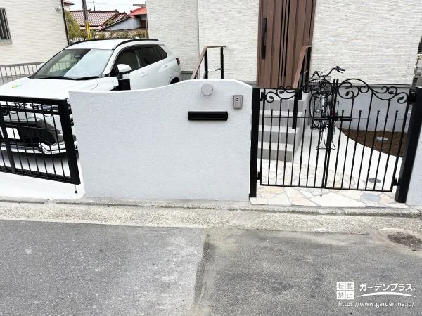 アイアン×曲線塗り壁が彩る洋風クローズの新築外構