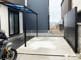 視線をやわらげつつ快適に使えるテラス屋根と駐車スペース工事