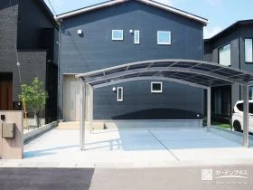 舗装やエクステリアを厳選することでコストを抑えた新築外構