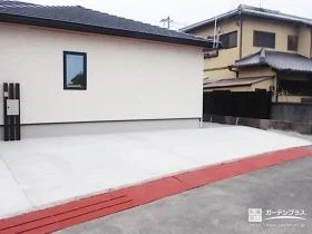 外構を長く綺麗に保つフラットな土間コンクリートの駐車スペース[施工後]