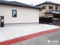 外構を長く綺麗に保つフラットな土間コンクリートの駐車スペース
