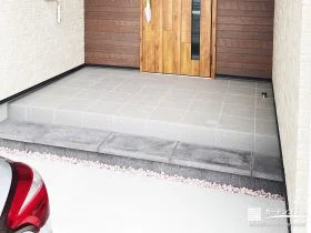 浮き階段スタイルで魅せるポーチ階段[施工後]