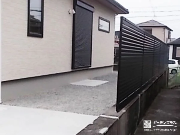 視線を遮って安心感をプラスするブラックの目隠しフェンス