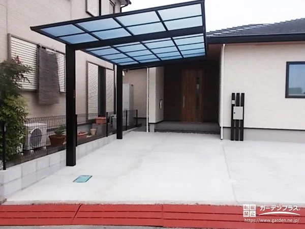 黒で引き締める、洗練されたローメンテナンス新築外構