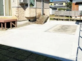 雑草に悩まないコンクリート舗装した裏庭[施工後]