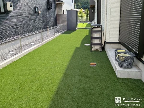 お庭に人工芝を敷き見た目を良くしながら雑草対策をした工事