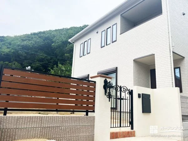 レンガのアプローチがポイントの可愛らしく華やかな洋風の新築外構