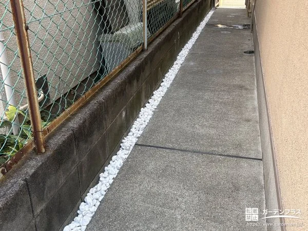 白玉砂利をスリットに入れて明るい印象で雑草対策をした工事