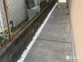 白玉砂利をスリットに入れて明るい印象で雑草対策をした工事