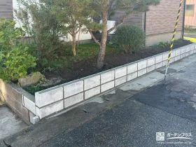 植栽スペースと道路の境界をブロックを積んで区切った工事