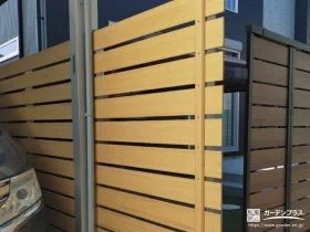 ナチュラルなカラーの木目調目隠しフェンスで境界を整えた工事