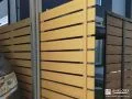 ナチュラルなカラーの木目調目隠しフェンスで境界を整えた工事