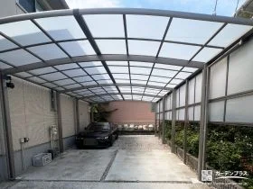 広々とした駐車スペースに土間コンクリートを打設して整えた工事