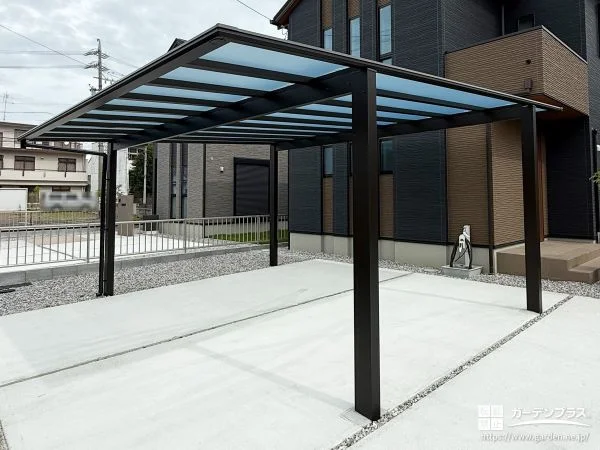 フラット屋根がすっきり馴染む2台用カーポートの設置工事