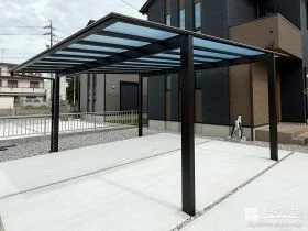 フラット屋根がすっきり馴染む2台用カーポートの設置工事