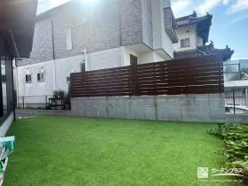 防草シートと人工芝と砂利を組合わせて雑草対策をした工事