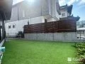 防草シートと人工芝と砂利を組合わせて雑草対策をした工事