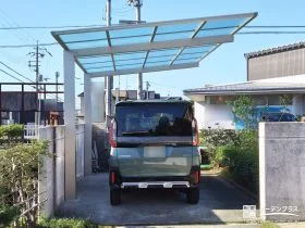 クリアな屋根で開放感を保ちながら光をカットするカーポート工事