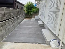 お庭にコンクリートを打設ししっかり雑草を抑えたリフォーム工事