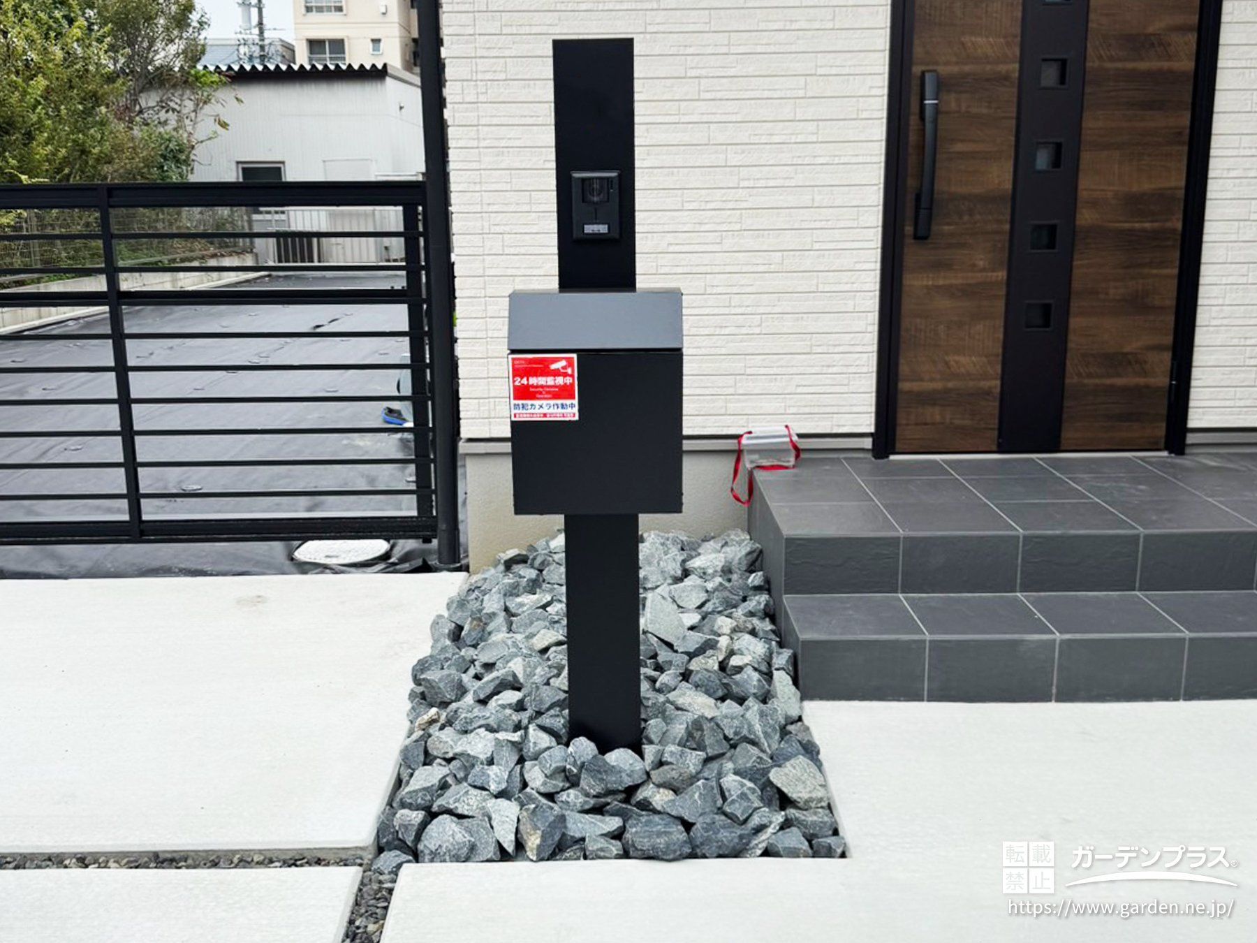 直線的デザインで魅せる機能門柱