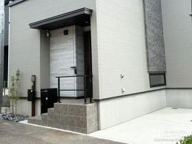 玄関ポーチに手すりを取り付け安全性を向上[施工後]