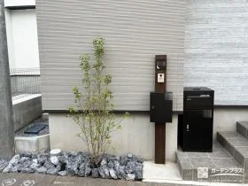 すっきりとした機能門柱と爽やかな植栽で玄関前を整えた工事