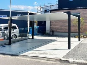 スタイリッシュなカーポートのある駐車スペース[施工後]