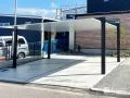 スタイリッシュなカーポートのある駐車スペース