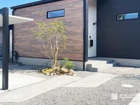 洗い出しコンクリートと植栽で魅せるアプローチ[施工後]