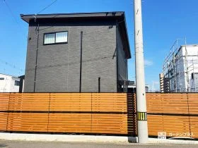 ブラックとの組み合わせがおしゃれな木目調の目隠しフェンス[施工後]