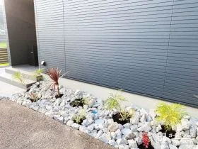 玄関まわりを引き立てるロックガーデン[施工後]