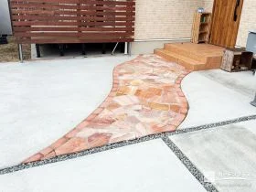 玄関まわりを華やかに彩る、乱形石張りアプローチ[施工後]