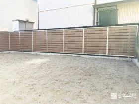 しっかりと目隠ししながらも圧迫感の出にくい横板デザインのフェンス[施工後]