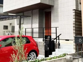 高低差のある敷地に寄り添う、安全性と使いやすさを考えた玄関まわり[施工後]