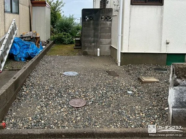 駐車スペースを平らに整えて防草シートと砂利で雑草を防いだ工事