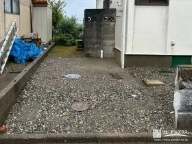 駐車スペースを平らに整えて防草シートと砂利で雑草を防いだ工事