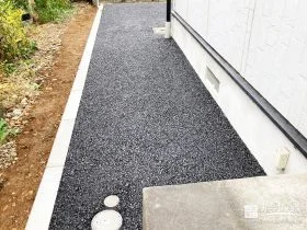 傷みを解消し、歩きやすさを整えたアスファルト舗装の犬走り[施工後]