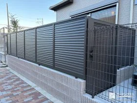 人工芝のお庭と2種類の植栽でお住まいに彩りをプラスした工事