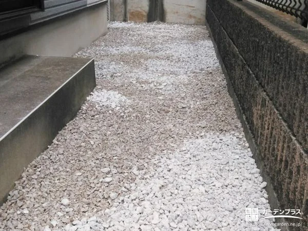 犬走りに防草シートと砂利を敷きお手入れの手間を軽減した工事