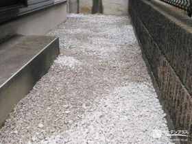 犬走りに防草シートと砂利を敷きお手入れの手間を軽減した工事