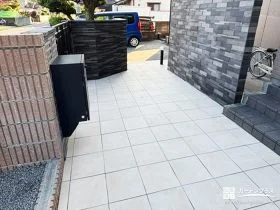 玄関まわりを広く上質に見せるタイル[施工後]