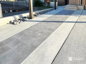 タイルを通すことで視線が自然と玄関へ誘導するアプローチ[施工後]