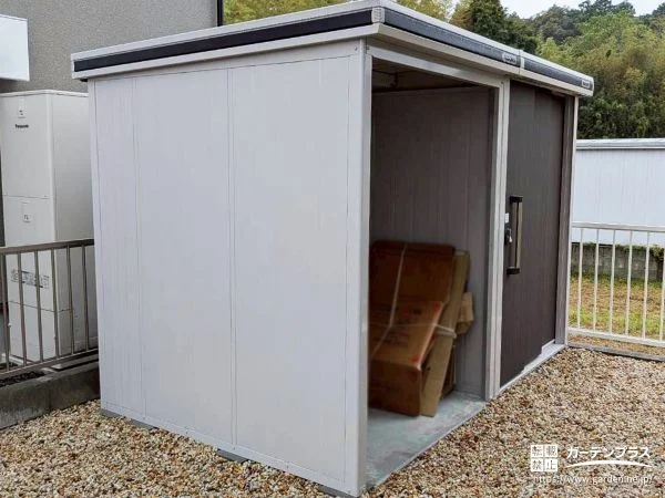 屋外に置きづらい段ボールや不用品もまとめて保管できるエルモコンビ