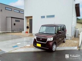 白い家に似合うナチュラルでおしゃれな新築外構