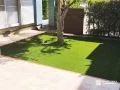 手入れの負担を減らし、くつろげる時間が増えた人工芝の主庭