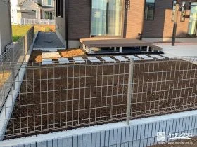 圧迫感なく敷地を区切るフェンス[施工後]